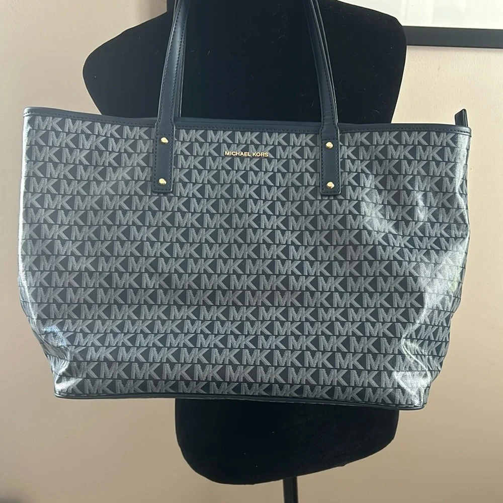 Michael Kors Logo Carter Large Top Zip Tote